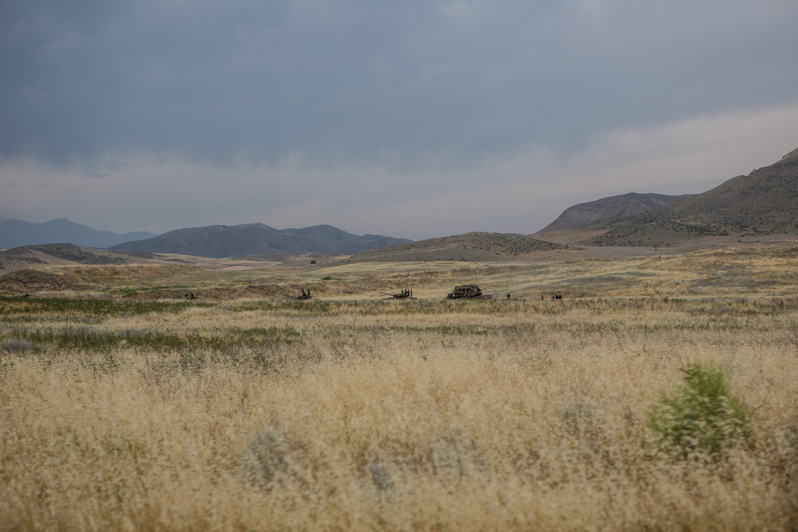 Czołgi w polu w okolicy Martakertu