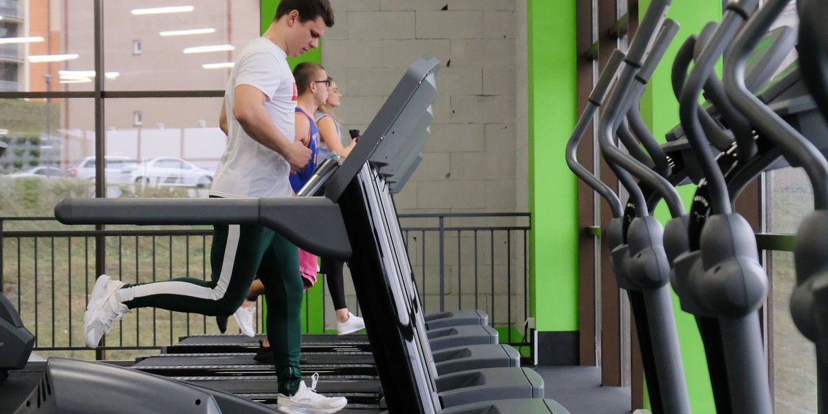 Benefit Systems to m.in. operator kart MultiSport i właściciel sieci siłowni i klubów fitness. Kurs spółki runął na giełdzie po informacjach o szacowanych spadkach zysków