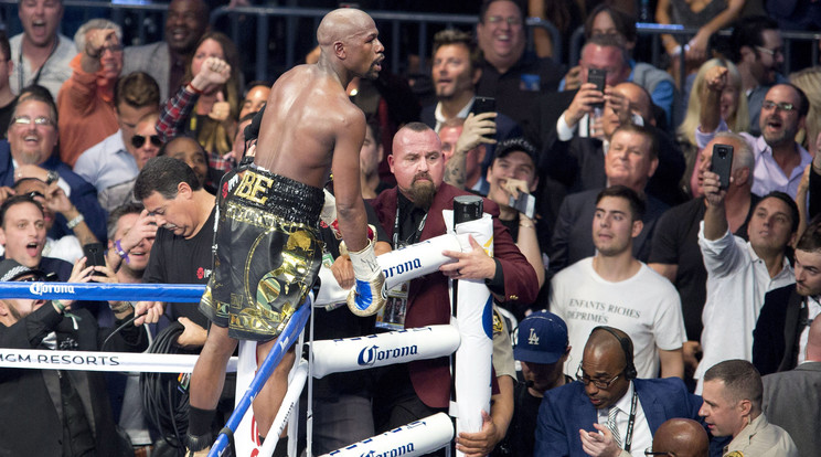 Floyd Mayweather Jr. a Conor McGregor elleni győzelme után /Fotó: MTI/EPA/Armando Arorizo