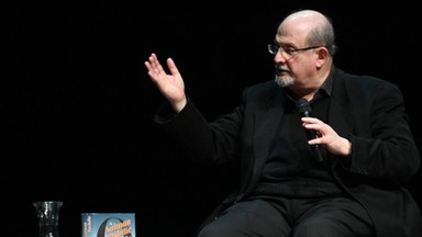 Salman Rushdie pokazuje zdjęcie po zamachu. "Tak właśnie wyglądam"