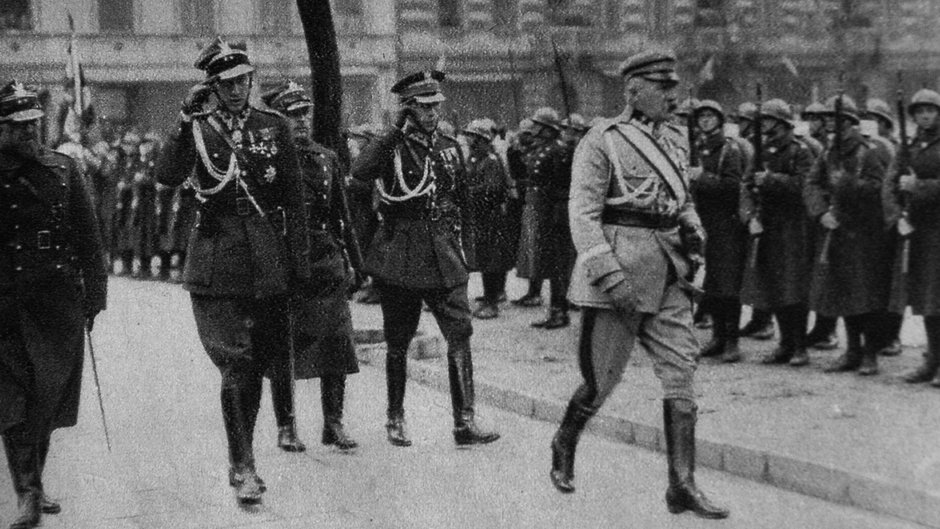 Józef Piłsudski (z prawej strony) podczas defilady wojskowej na placu Saskim 11 listopada 1927 r.