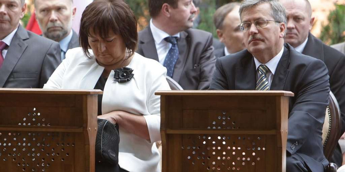 Prezydent znowu przysypia na mszy, a jego żona...