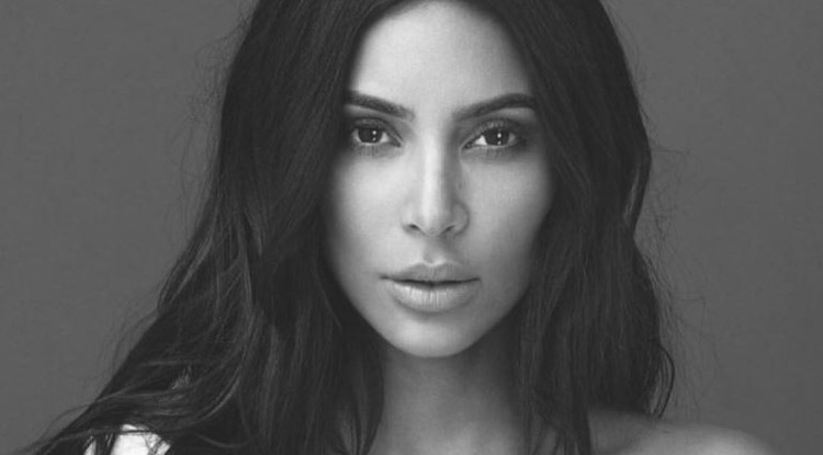 Kim Kardashian fekete-fehérben is hódít