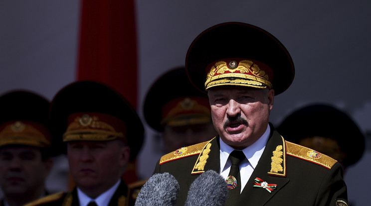 Aljakszandr Lukasenka fehérorosz elnök (balra) nem hisz a járványban / Fotó: MTI Szergej Gapon