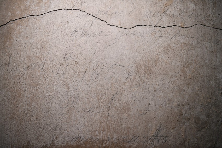 Grafiti zidara na zidu su i dalje vidljivi