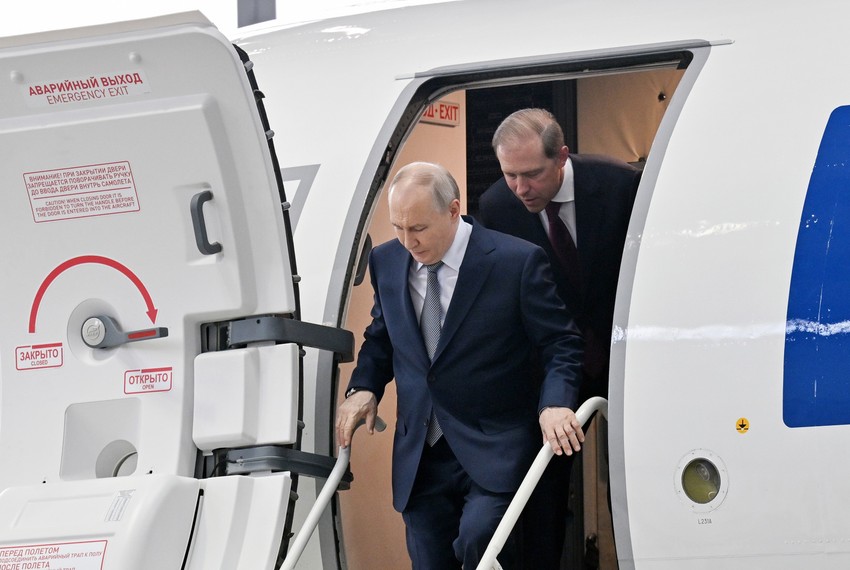 Putin izlazi iz aviona Il-114-300