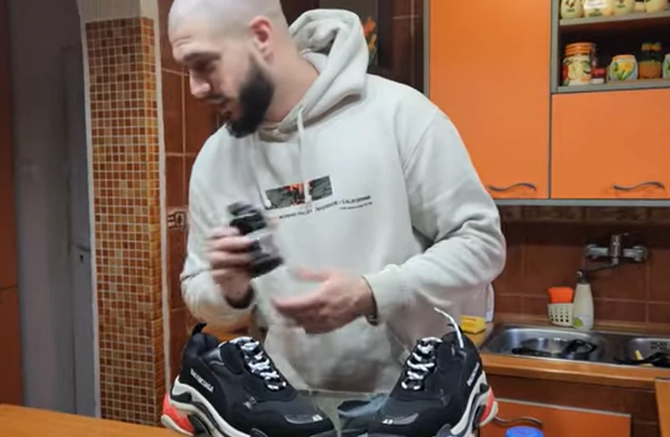 Dejan se pohvalio patikama koje je dobio od devojke za rođendan