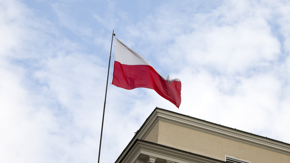 Sąd Okręgowy w Opolu skazał 34-letniego Tomasza G. na pięć miesięcy prac społecznych. To kara za to, że w nocy z 11 na 12 listopada zeszłego roku mężczyzna zerwał flagę Polski, która wisiała w barze z kebabem w Prudniku.