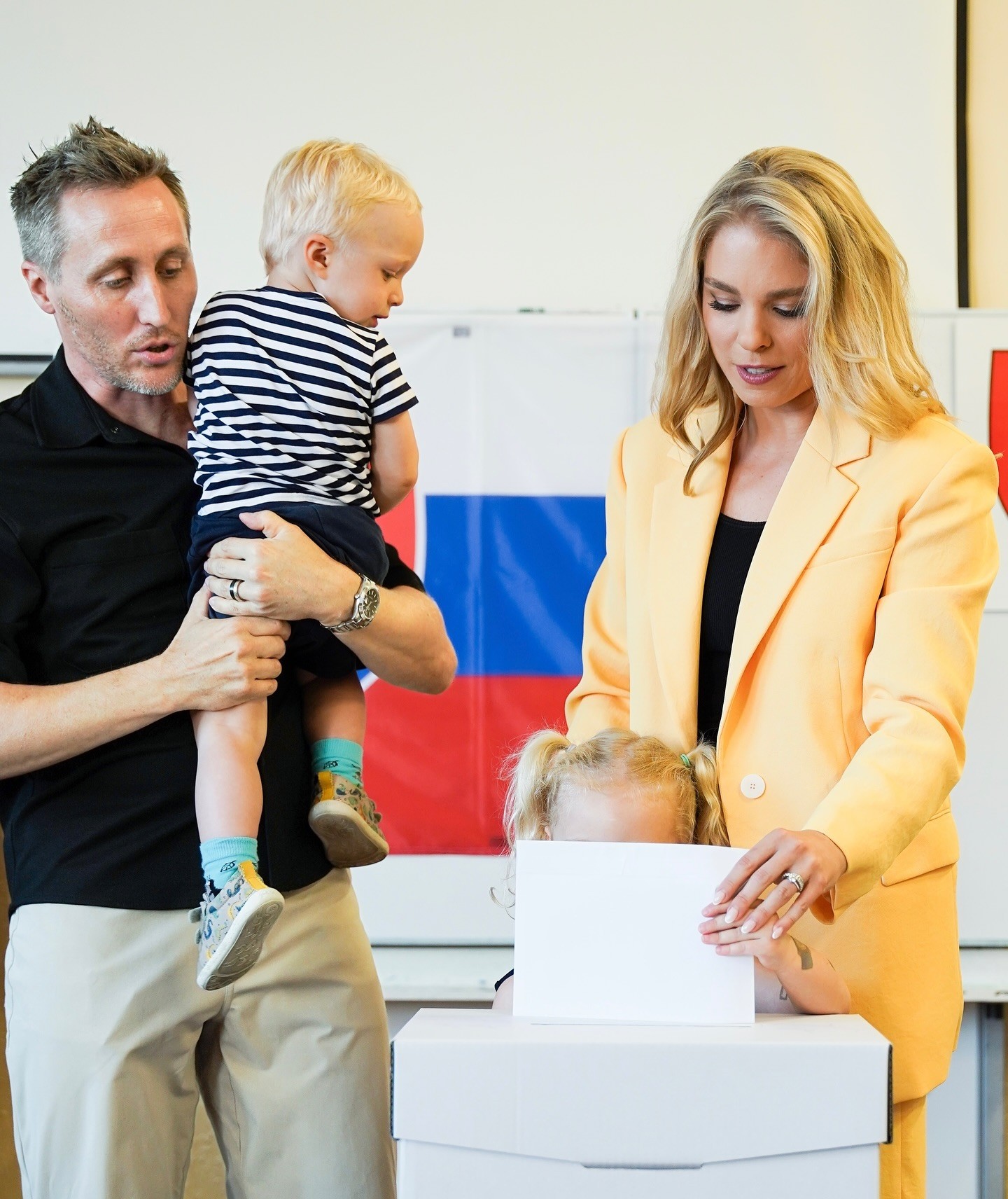 Veronika Cifrová Ostrihoňová s Matejom Sajfom Cifrom a ich deťmi.