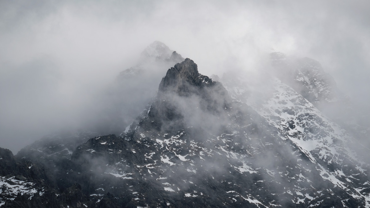 W Tatrach coraz więcej śniegu i bardzo trudne warunki