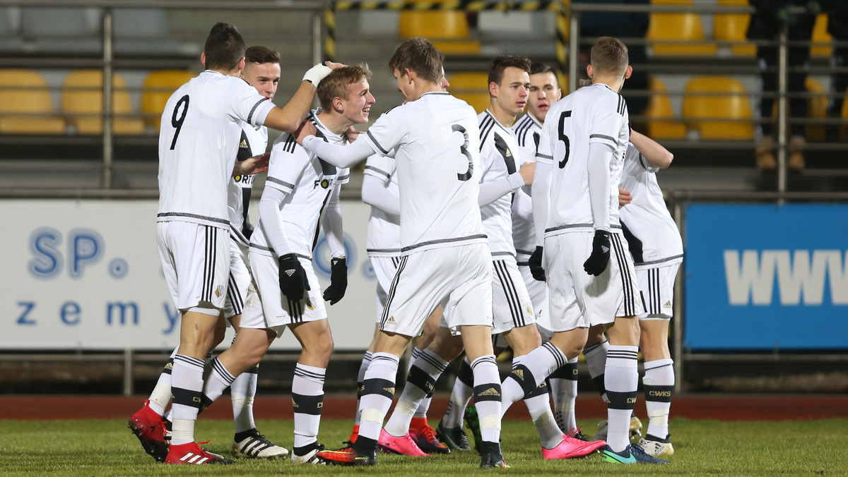 Młodzieżowa drużyna Legii Warszawa pokonała Sporting Lizbona 2:0 (1:0) w swoim ostatnim meczu fazy grupowej. Bramki dla polskiego zespołu strzelali Mateusz Praszelik i Konrad Michalak.