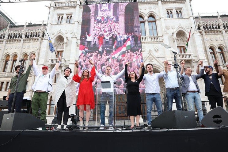 Mintha sztárfellépők léptek volna színpadra, olyan ováció fogadta Magyar Pétert és a tüntetés többi fellépőjét / Fotó: Pozsonyi Zita