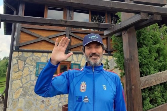 Ova planinska brvnara na Zlatiboru pripada našem POZNATOM GLUMCU I U NJOJ SPAVA SA DIVLJIM ŽIVOTINJAMA! Proveo ceo život u Beogradu, pa priznao: "Ovo je moj dom