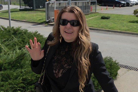 VIKI MILJKOVIĆ BEZ TRUNKE ŠMINKE U čipkanoj bluzi i tamnim naočarama, ovako izgleda kada nije pod reflektorima (VIDEO)