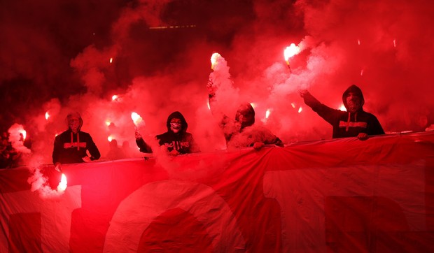 Uobičajene scene na stadionima u Srbiji - navijači Zvezde pale baklje (fotografija sa ranijeg derbija protiv Partizana) | Foto: ANDREJ CUKIC/EPA/Shutterstock