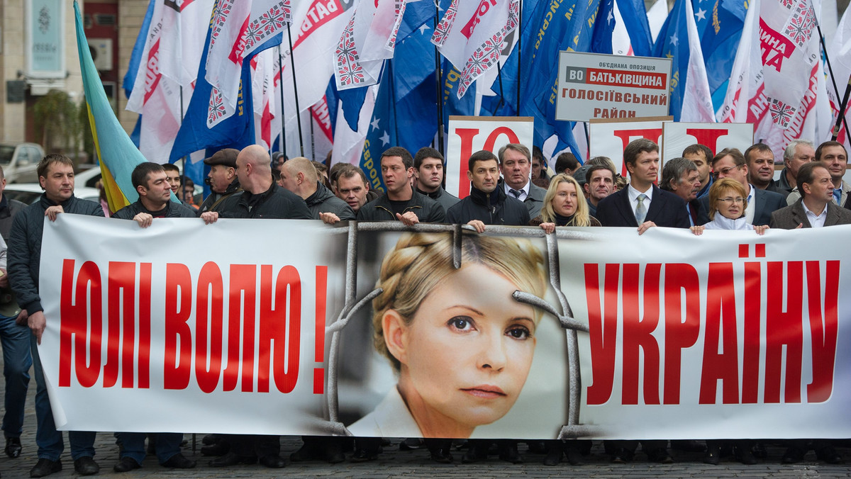 Ukraiński parlament nie zajął się dzisiaj sprawą uwolnienia byłej premier Julii Tymoszenko, przekładając posiedzenie na jutro, a wysłannicy UE Aleksander Kwaśniewski i Pat Cox jako ostateczny termin podjęcia decyzji w tej kwestii wskazali najbliższą środę.