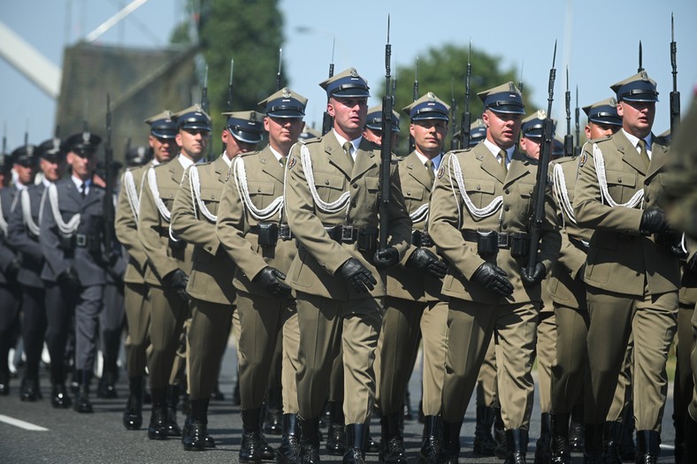 Warszawa, 15.08.2025. Defilada wojskowa na warszawskiej Wisłostradzie, w ramach obchodów Święta Wojska Polskiego, 15 bm. Tegoroczna defilada wojskowa odbywa się pod hasłem „Dziękujemy za Waszą służbę”. (mr) PAP/Marcin Obara
