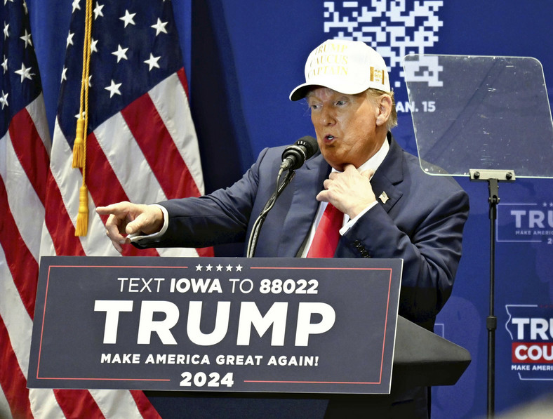 Republikański kandydat na prezydenta i były prezydent USA Donald Trump przemawia w Indianola, Iowa, 14 stycznia 2024 r.