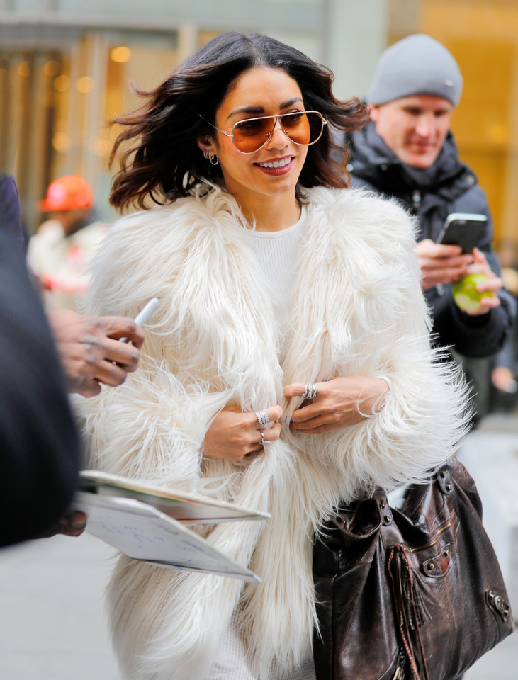 Vanessa Hudgens w białym futrze. Co za styl!