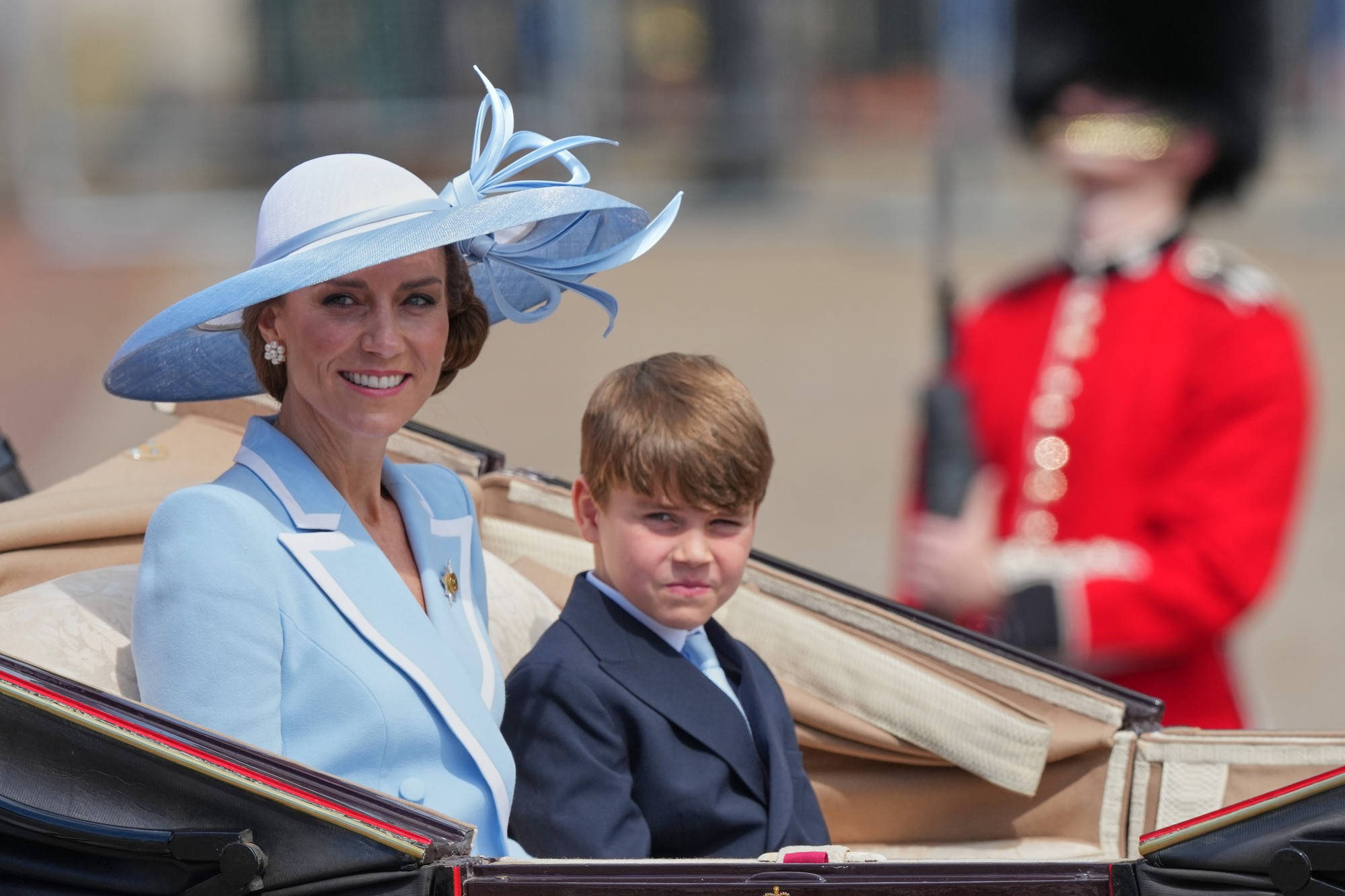 Vojenská prehliadka na počesť narodenín britského kráľa