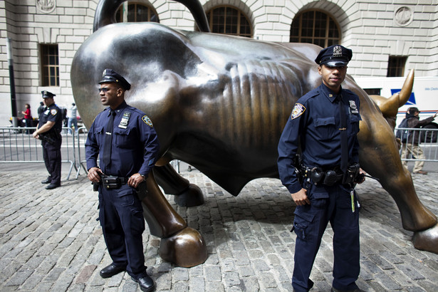 Okupacja Wall Street: policjanci czuwają nad bezpieczeństwem protestujących, 17 września 2011