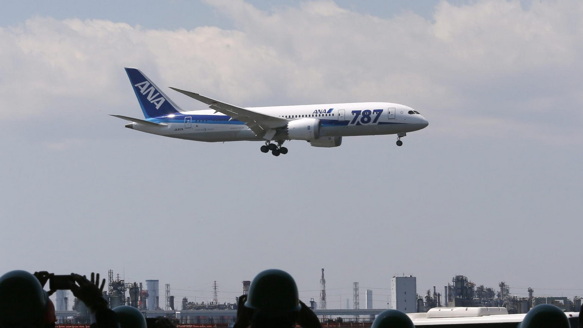Samolot Boeing 787 Dreamliner japońskich linii lotniczych All Nippon Airways (ANA) wylądował w niedzielę rano na tokijskim lotnisku Haneda po bezproblemowym dwugodzinnym locie testowym - poinformowali przedstawiciele tego przewoźnika.