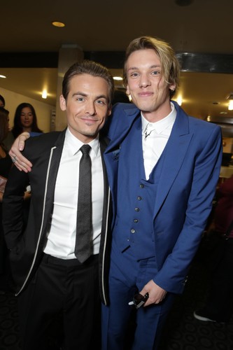 Kevin Zegers i Jamie Campbell Bower na premierze filmu 'Dary Anioła: Miasto kośc'