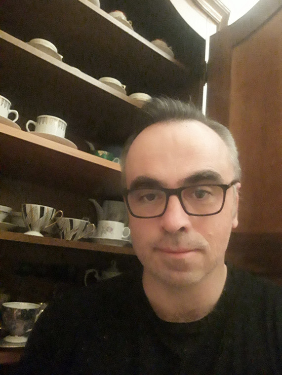 Piotr Marzec kolekcjonuje chodzieską porcelanę. fot. archiwum prywatne