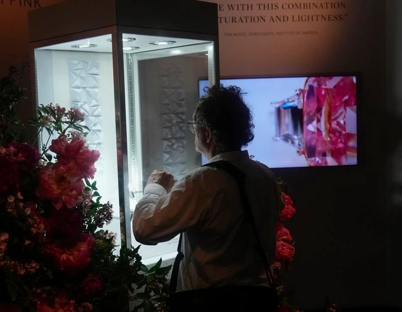 Ovaj kamen je klasifikovan kao "iznutra besprekoran"