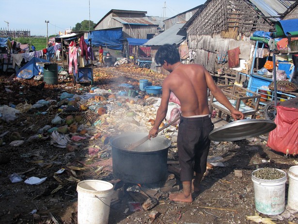 Bieda i głod najczęściej uderza w mieszkańców slumsów. Fot. Bloomberg