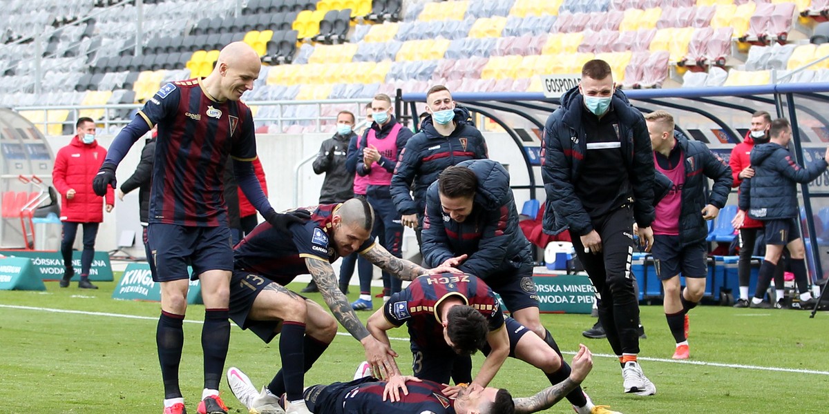 Pilka nozna. PKO Ekstraklasa. Pogon Szczecin - Wisla Plock. 10.04.2021