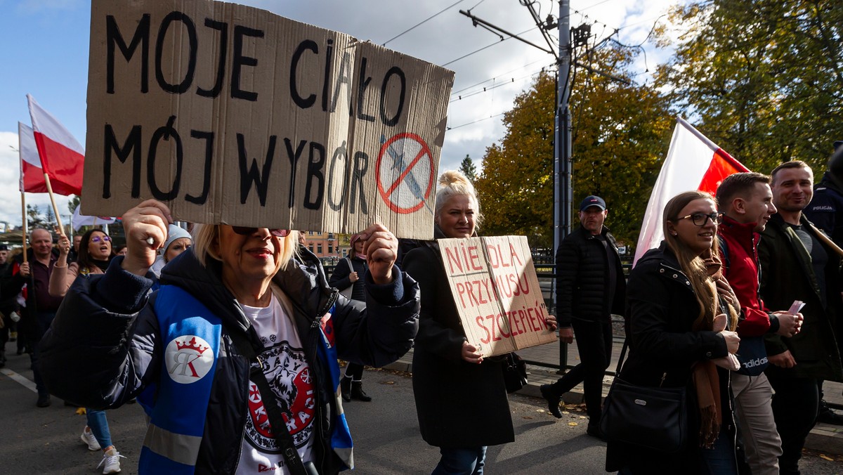 Gdańsk, 23.10.2021. Protest przeciwników szczepień, 23 bm. w Gdańsku. (mr) PAP/Piotr Wittman