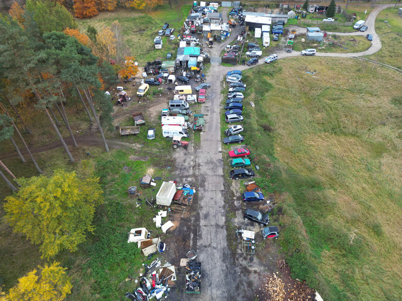 Odpady i wraki samochodów zakopane w Sosnowicach w okolicy Kamienia Pomorskiego