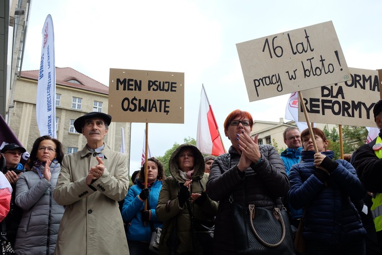Poznań. Protest nauczycieli przeciw reformie edukacji  przed Urzędem Wojewódzkim w Poznaniu.(PAP)
