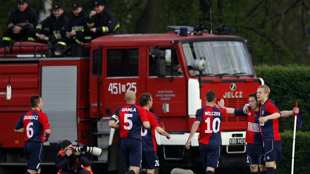 Po wtorkowym meczu Piasta z Wisłą (1:4) gospodarze rozwścieczeni dwoma pomyłkami arbitra (Marcin Szulc uznał dwie bramki Wisły ze spalonych) rzucili się na niego i omal nie zlinczowali. - Obyś zdechł - wrzeszczał trener bramkarzy Tomasz Rogala.