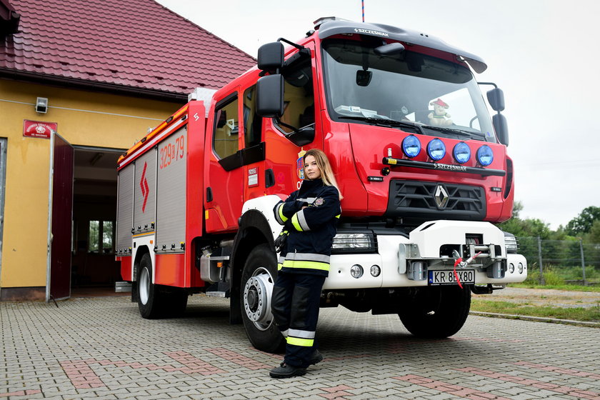 Ola kieruje wozem strażackim 