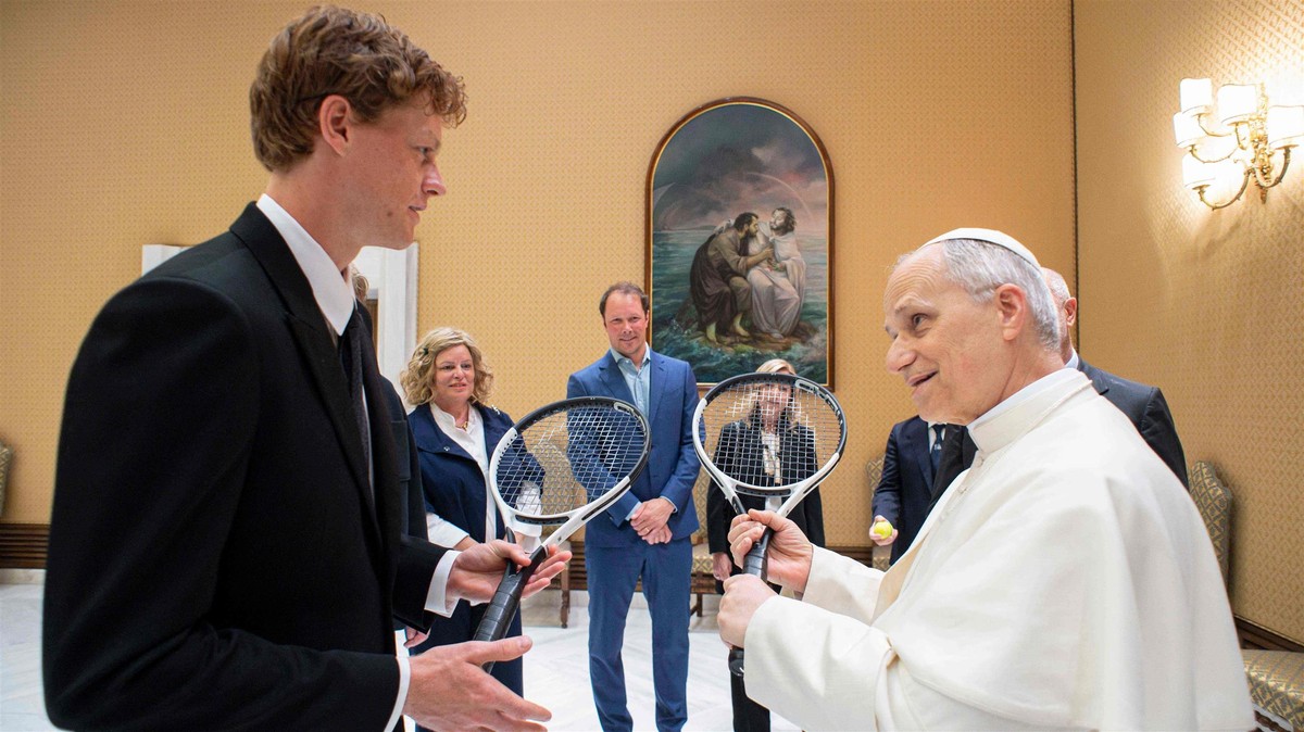 Wielki gwiazdor zaproponował mecz papieżowi. Leon XIV wspomniał o... Wimbledonie
