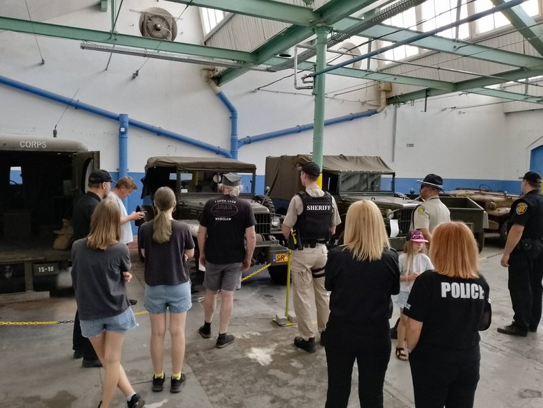 Odwiedziny "szeryfów" - uczestników 1 Zlotu Pojazdów Samochodów Mundurowych w Głuszucy 