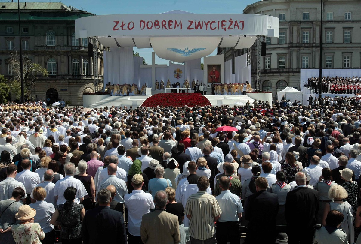 Msza beatyfikacyjna ks. Jerzego Popiełuszki. Mszę koncelebrowało około 100 biskupów i 1600 kapłanów z kraju i zagranicy. Msza rozpoczęła się odczytaniem dokumentu Stolicy Apostolskiej o wyniesieniu na ołtarze Sługi Bożego ks. Jerzego Popiełuszki i wniesieniem relikwii nowego Błogosławionego. /bpt/ PAP/Leszek Szymański