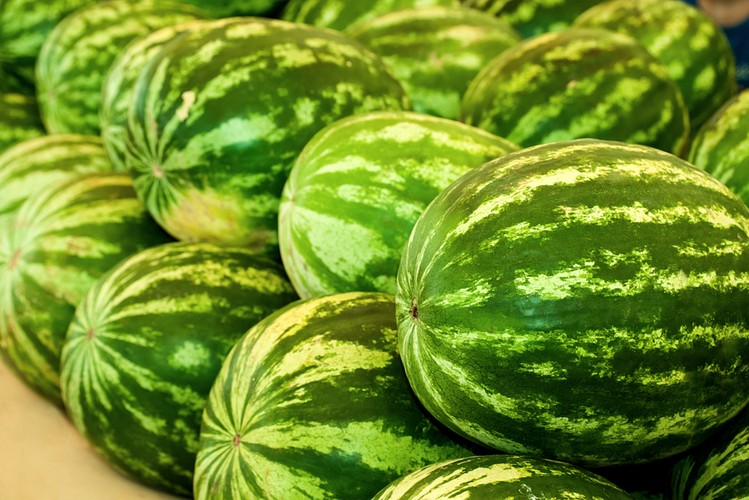 1. Melon Meter.
Arbuz kupiony w sklepie po rozkrojeniu okazał się albo niedojrzały albo nadpsuty. Kto z nas nie przeżył podobnej zakupowej tragedii? Dzięki Melon Meter coś takiego już nigdy się nie przydarzy! Jak z niego korzystać? Należy po prostu uderzać telefonem w owoc przez określony czas. Twórcy uważają, że w ten sposób (dzięki tajnym algorytmom), aplikacja będzie potrafiła określić, w jakim stanie jest arbuz, który chcemy kupić. Absurdalne? Jasne. Czy chce się ją wypróbować? Na pewno!