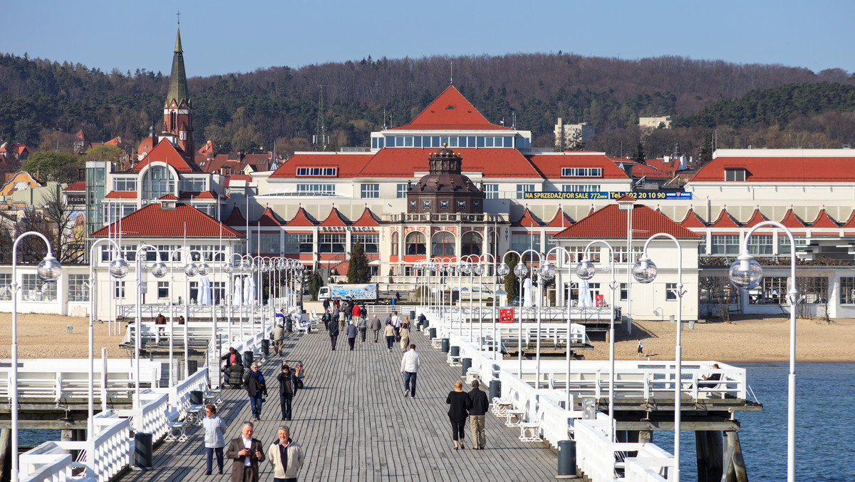 Trzeci raz rozpoczyna się w Sopocie akcja walki z turystami, którzy w strojach plażowych spacerują po mieście i zasiadają w restauracjach. "Nieubranych klientów nie obsługujemy" - głoszą hasła na plakatach.