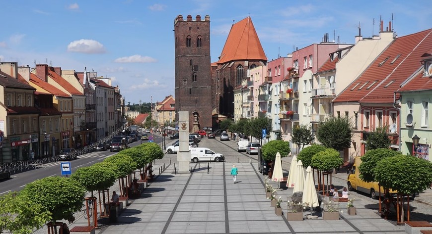 Wysoka na 33 metry wieża i średzki Rynek. 