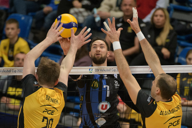 Zawodnicy PGE Skry Bełchatów Mateusz Bieniek (L) i Aleksander Atanasijevic (P) oraz Kevin Tillie (C) z Tours VB podczas pierwszego meczu 1/2 finału Pucharu CEV siatkarzy