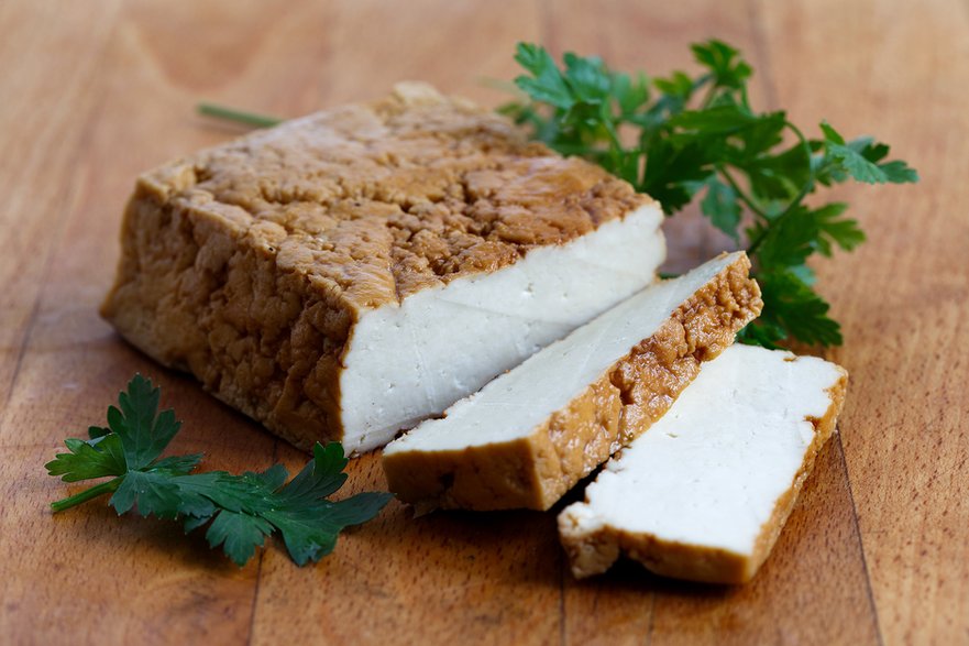 Tofu wędzone ma wyrazisty smak i świetnie komponuje się w daniach wytrawnych