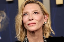 SVETSKA KRALJICA STILA ODRŽALA LEKCIJU! Ne, nije nosila haljinu, ali je zasenila sve - GOLA LEĐA, IZREZI NA STOMAKU I ELEGANCIJA kakva se retko sreće - bravo, Kejt Blančet