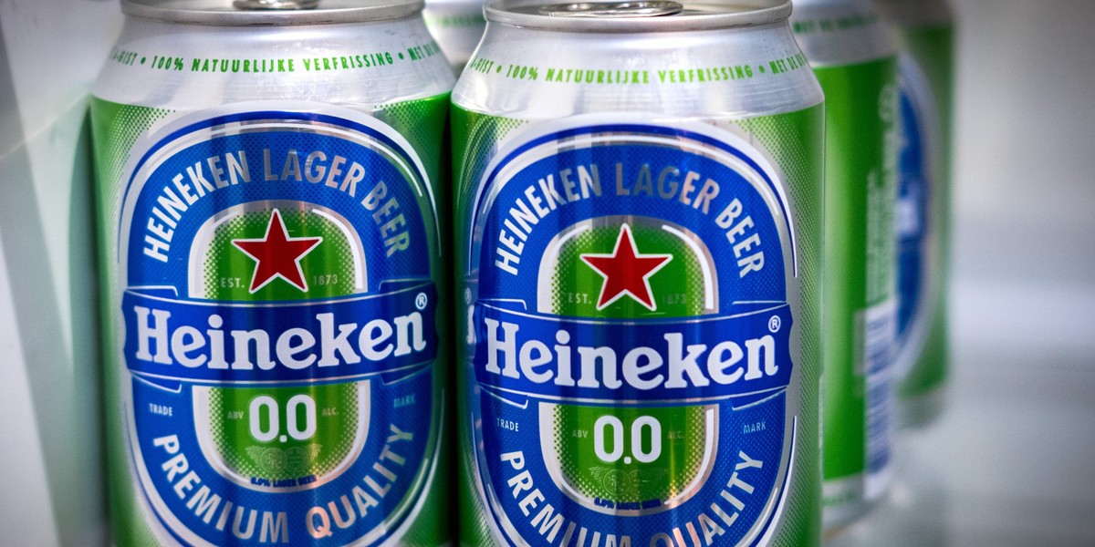 Nowe opakowania dla wielopaków Heinekena mają być wykonane z tektury nadającej się do recyklingu.