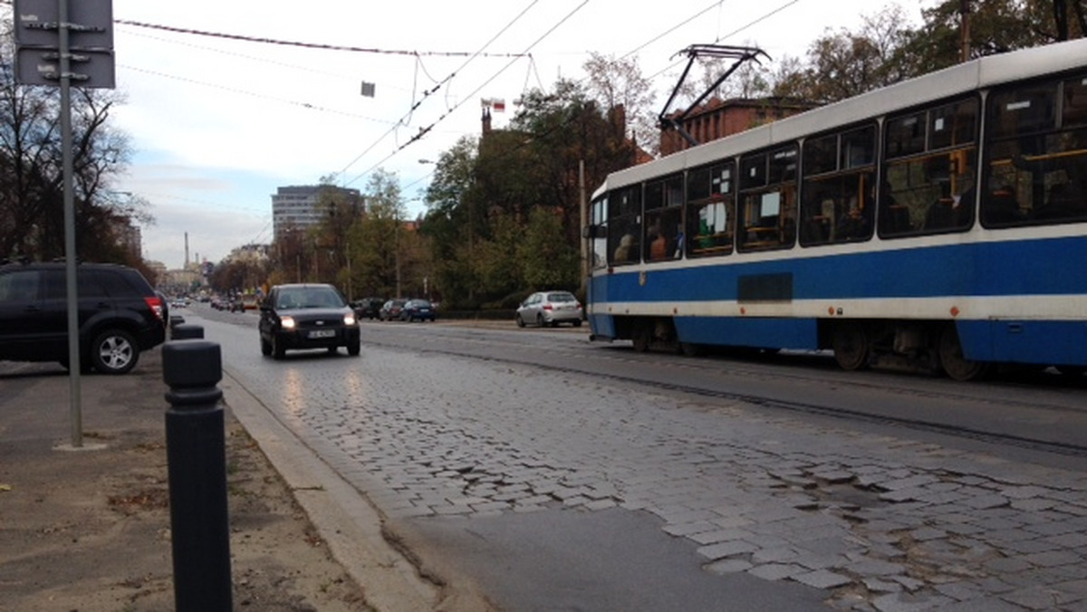 Na przełomie listopada i grudnia rozpocznie się długo wyczekiwany remont ulicy Curie-Skłodowskiej we Wrocławiu, na odcinku od Norwida do mostu Zwierzynieckiego. Aby zdążyć z terminem do sierpnia przyszłego roku – na czas modernizacji ulica zostanie całkowicie zamknięta.