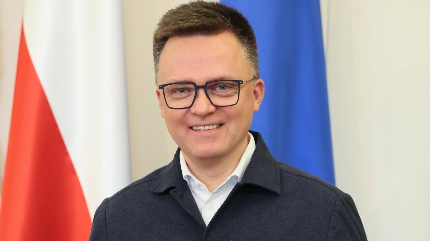 Líder strany Poľska 2050 Szymon Holownia. 