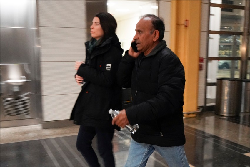 Porodice putnika na aerodromu Ronald Regan nakon sudara aviona i helikoptera u Vašingtonu