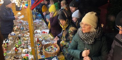 Fakt sprawdził, czy warszawiacy przestrzegają nowych obostrzeń. W komunikacji jeżdżą ściśnięci jak sardynki, nie lepiej jest na jarmarku...[ZDJĘCIA]